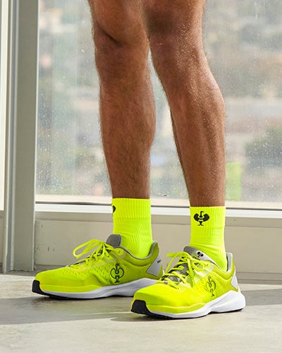 Personne avec des chaussettes et des chaussures jaunes lumineuses